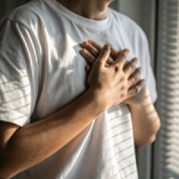 Hände auf der Brust