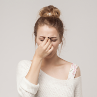 Hand an Nasenrücken